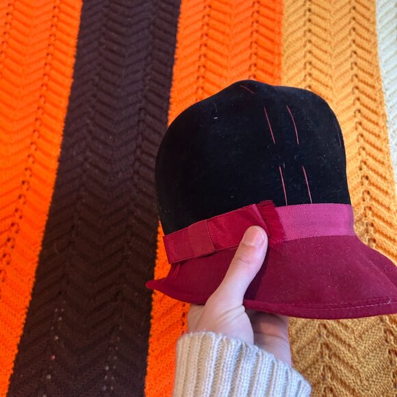1950s red and black velvet brimmed cloche embroidered hat with ribbon - Picture 8 of 14